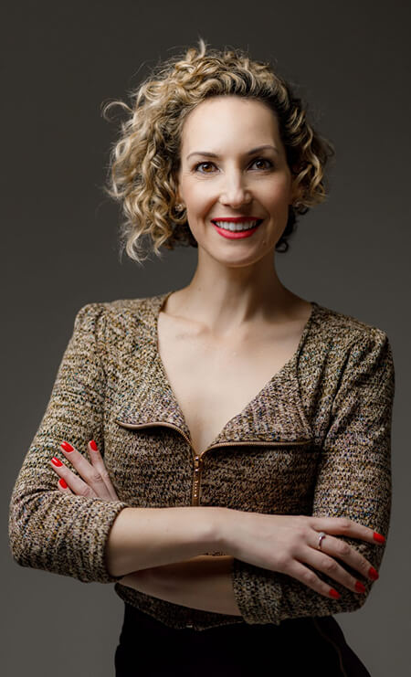 Joseane Carneiro com roupas profissionais