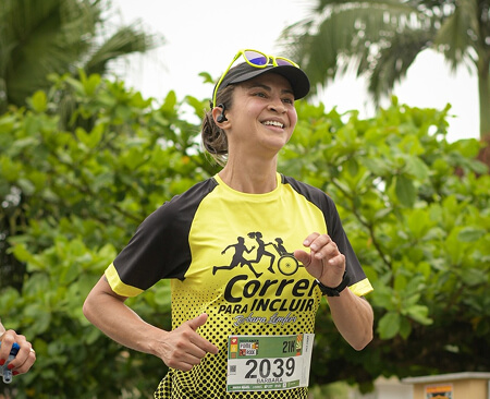 Barbara Lemfers correndo na praça
