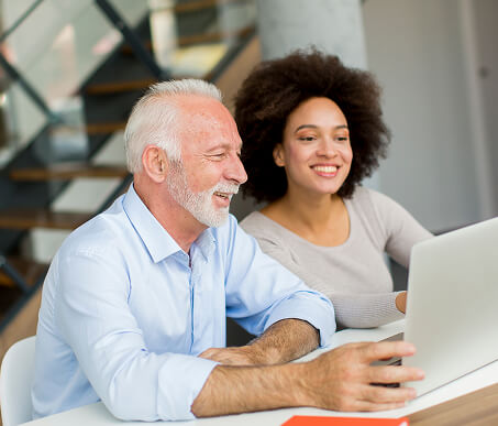 Duas pessoas trabalhando em um leptop