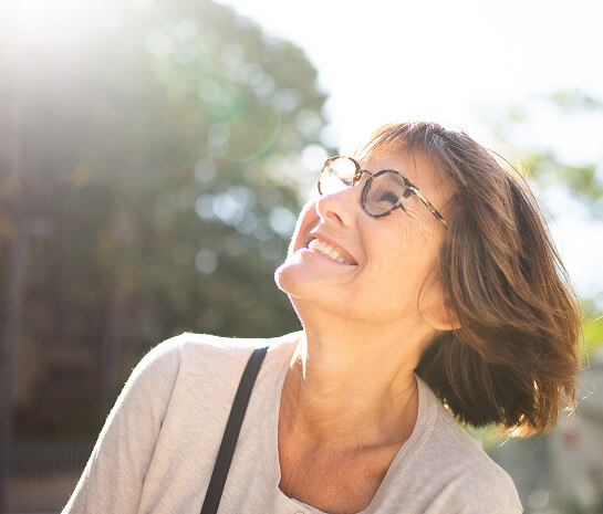 Mulher sorridente olhando para cima