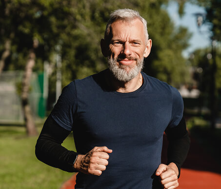 Homem maduro correndo na praça da cidade