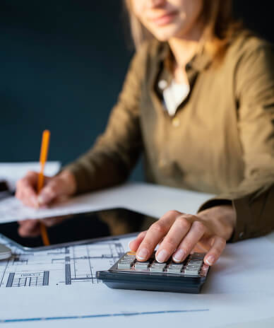 Mulher planejando a estrutura de um projeto