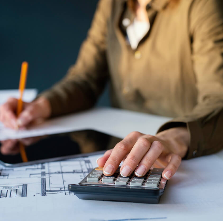 Mulher planejando a estrutura de um projeto