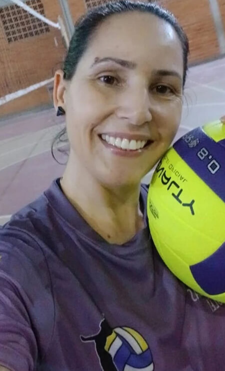 Raquel Carneiro com Bola de Volei