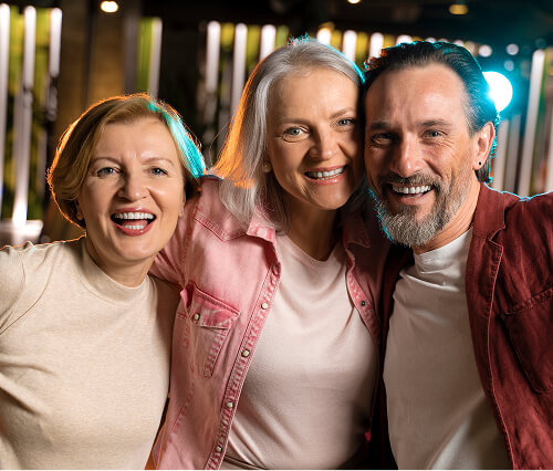 Três amigos tirando uma selfie