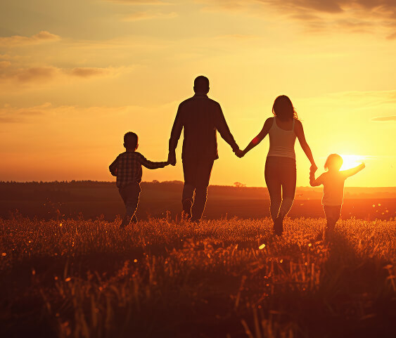 Imagem de família seguindo em direção do por do sol