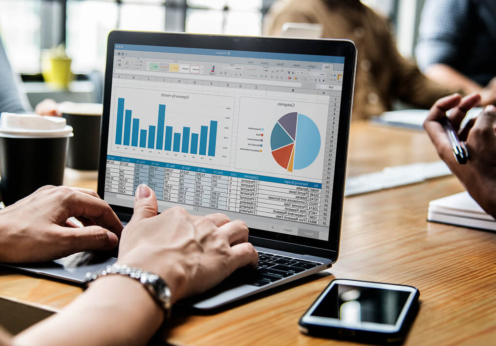 Pessoas de negócios realizando uma reunião quanto um deles usa um laptop