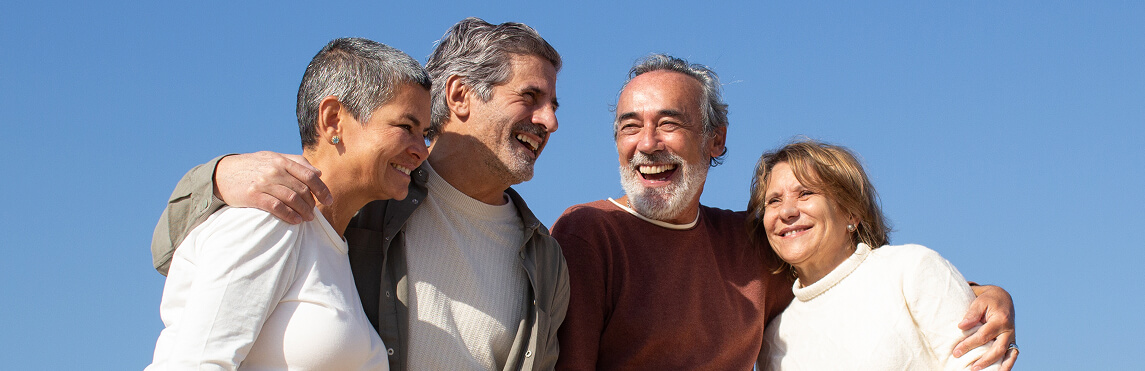 Dois casais de idosos sorrindo